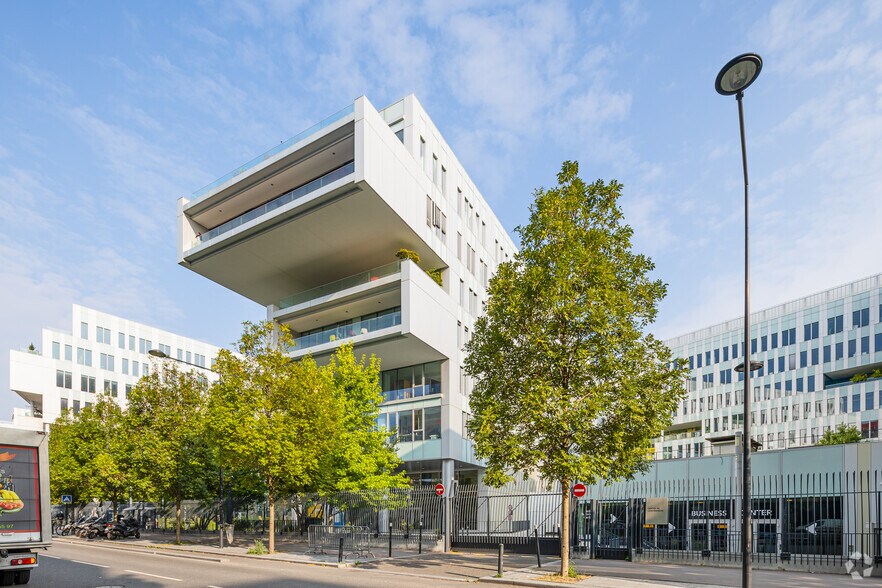 Bureau dans Saint-Denis à louer - Photo du bâtiment - Image 3 de 14