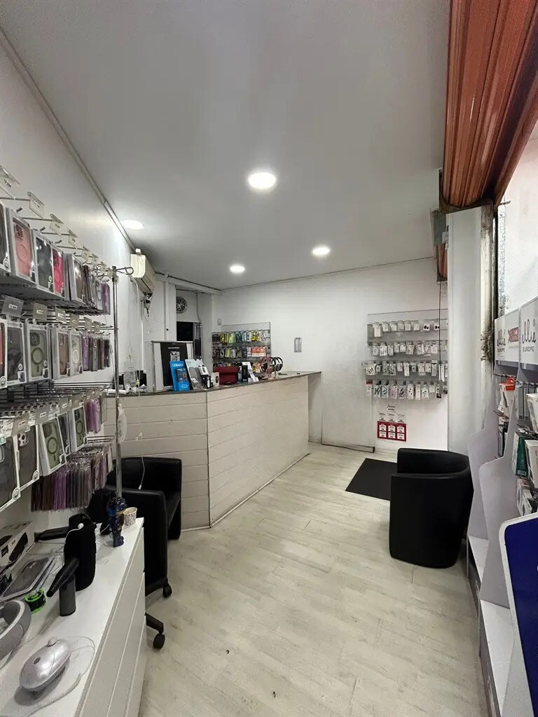 Retail in Paris for sale Interior Photo- Image 1 of 4