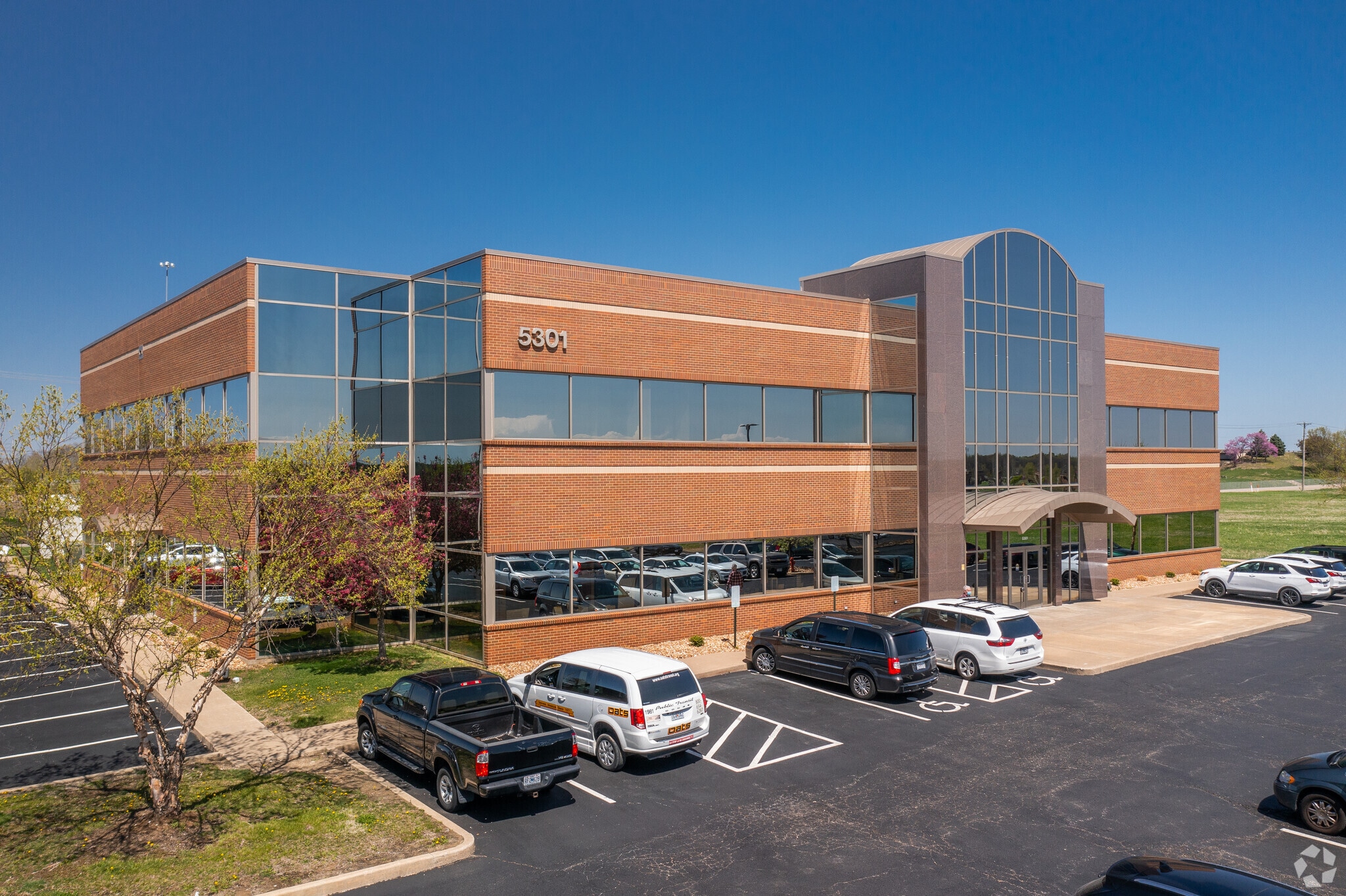 5301 Veterans Memorial Pky, Saint Peters, MO for lease Building Photo- Image 1 of 18