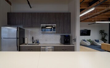 213 W institute Pl, Chicago, IL for lease Interior Photo- Image 2 of 9
