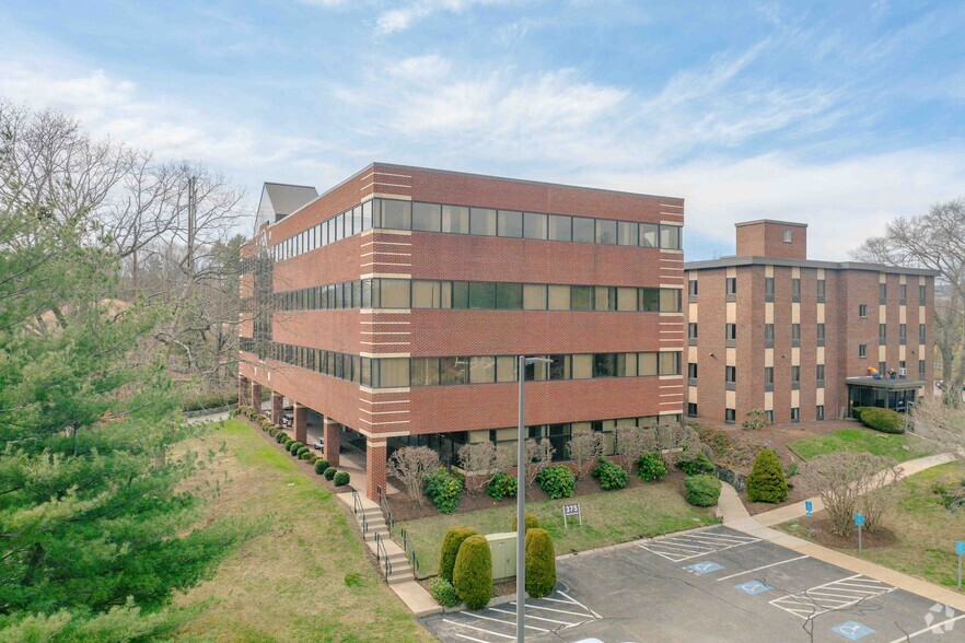 375 Totten Pond Rd, Waltham, MA for sale - Building Photo - Image 2 of 8