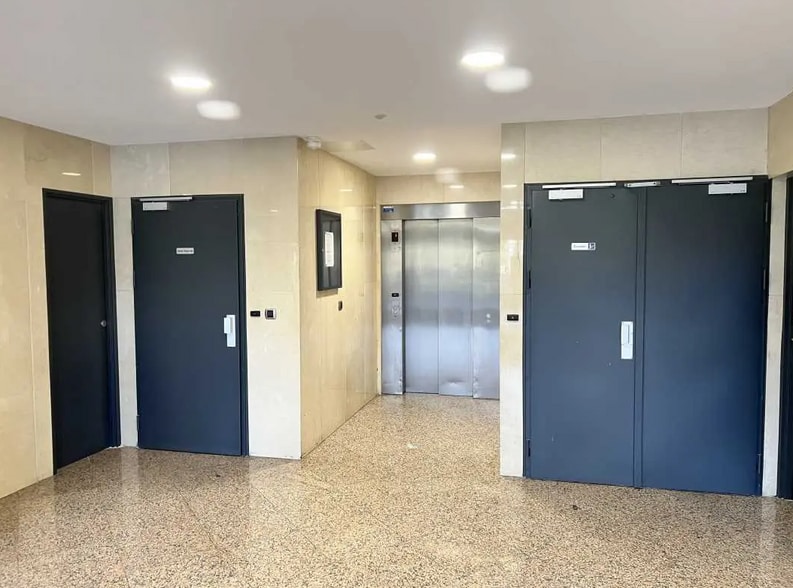 Office in Évry for lease - Lobby - Image 2 of 2