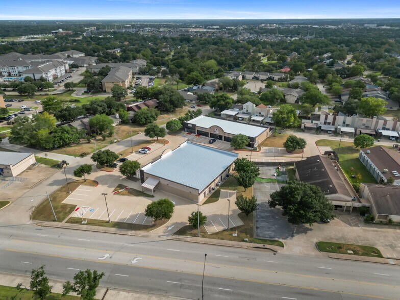 2304 De Lee St, Bryan, TX à louer - Photo du bâtiment - Image 3 de 10