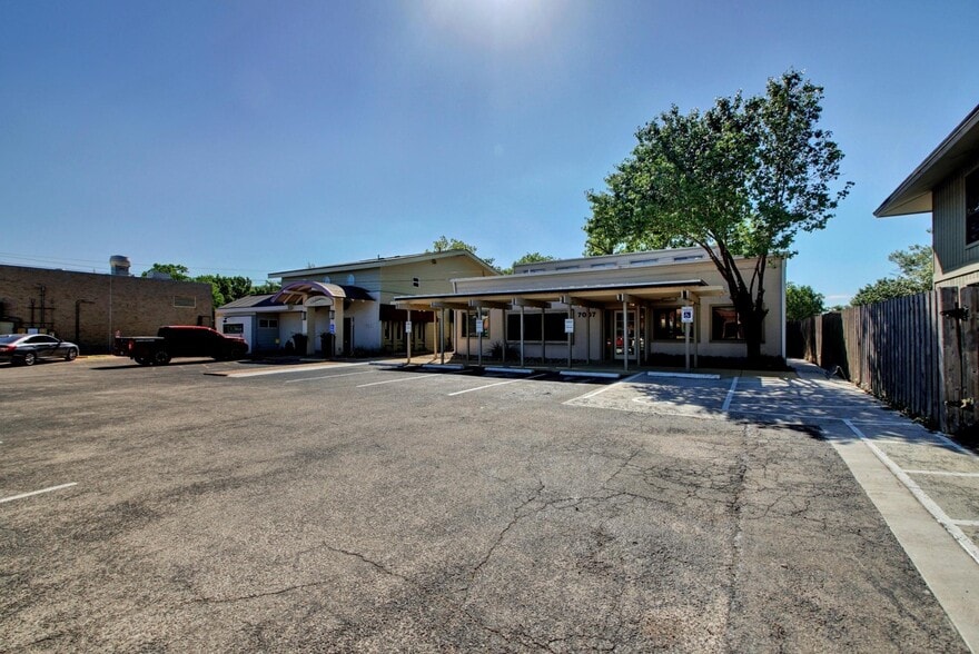 7007 Hart Ln, Austin, TX à vendre - Photo du bâtiment - Image 2 de 5