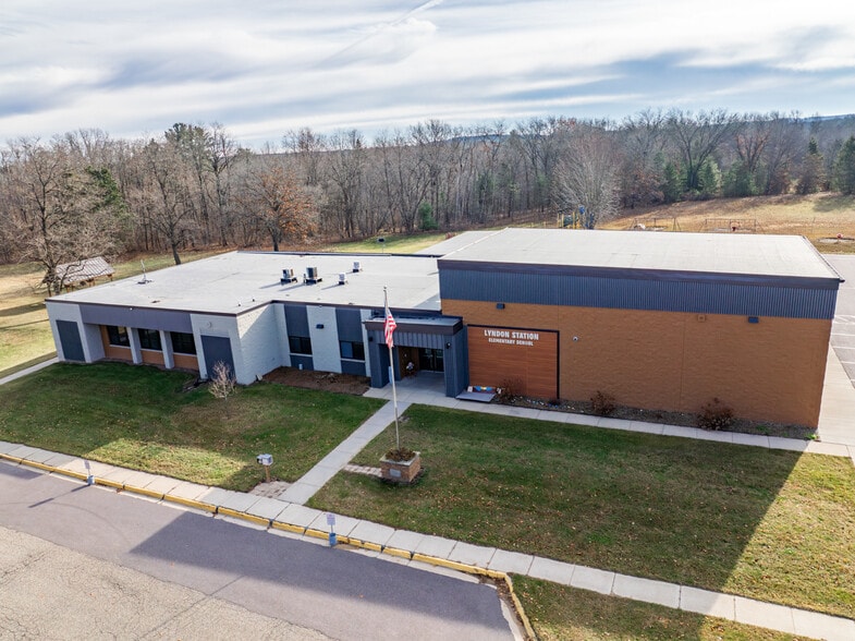 201 Hoehn dr, Lyndon Station, WI for sale - Primary Photo - Image 1 of 52