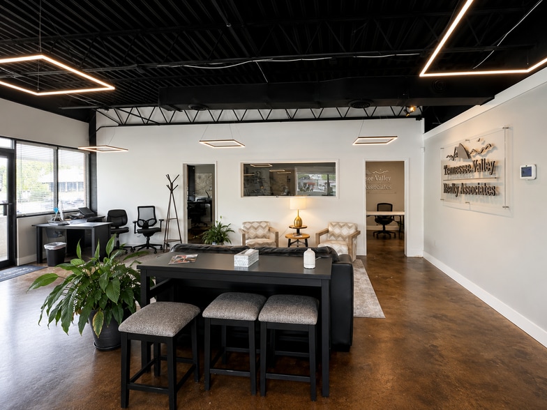 5200-5204 Kingston Pike, Knoxville, TN for lease - Interior Photo - Image 2 of 4