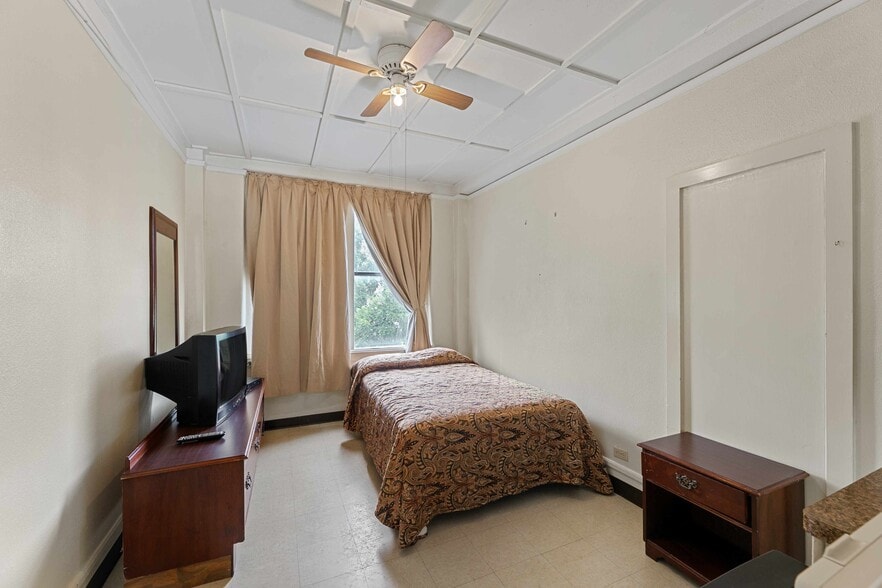 104 E North St, Uvalde, TX for sale - Building Photo - Image 3 of 6