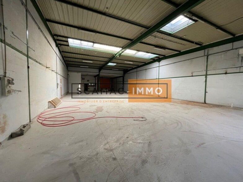 Industrial in Lognes for lease - Building Photo - Image 1 of 4