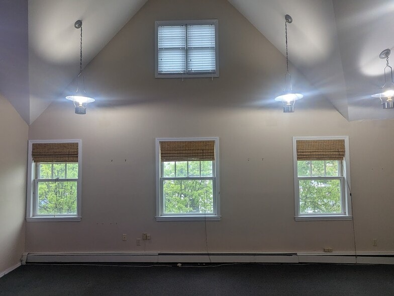 40 Birch Hill Rd, Locust Valley, NY à louer - Photo du bâtiment - Image 3 de 11