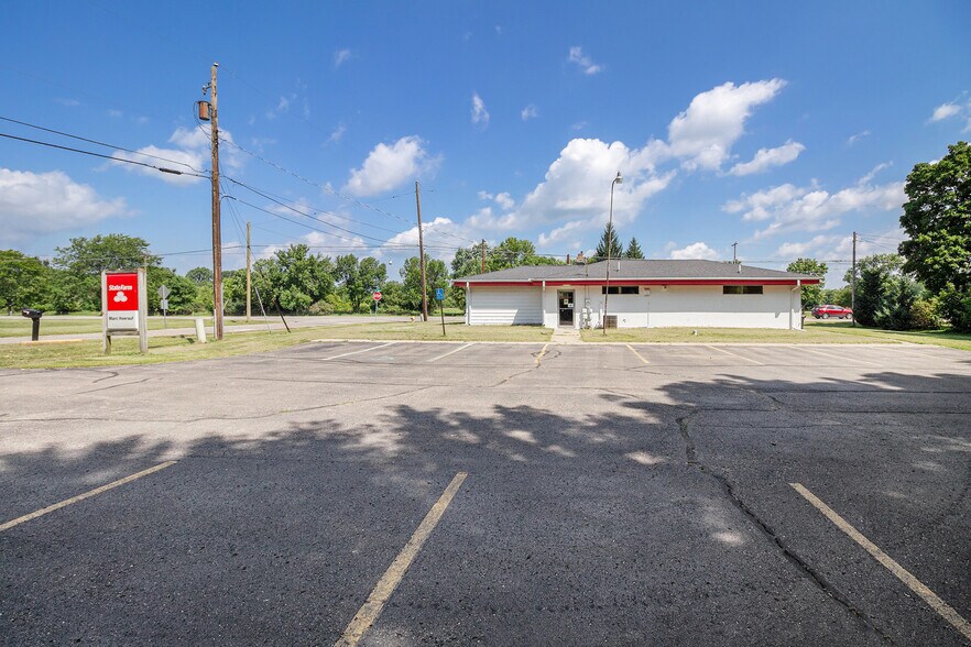 5204 Davison Rd, Burton, MI à vendre - Photo du bâtiment - Image 2 de 17