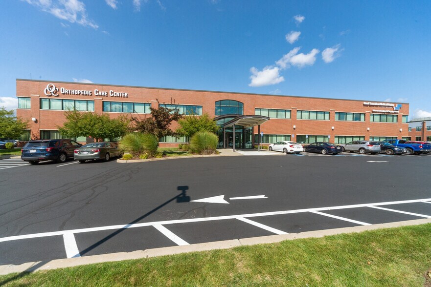 15 Roche Brothers Way, North Easton, MA à louer - Photo du bâtiment - Image 3 de 4
