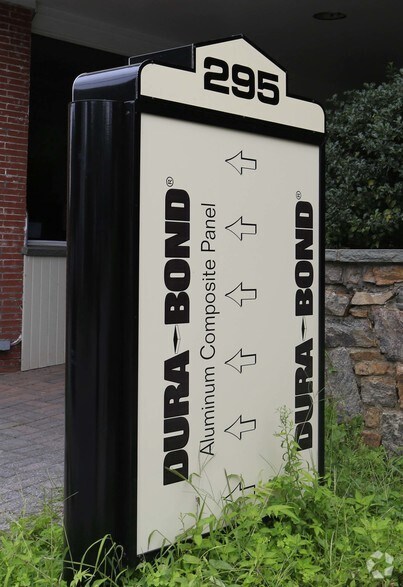 295 E Main St, Mount Kisco, NY à louer - Photo du bâtiment - Image 2 de 4