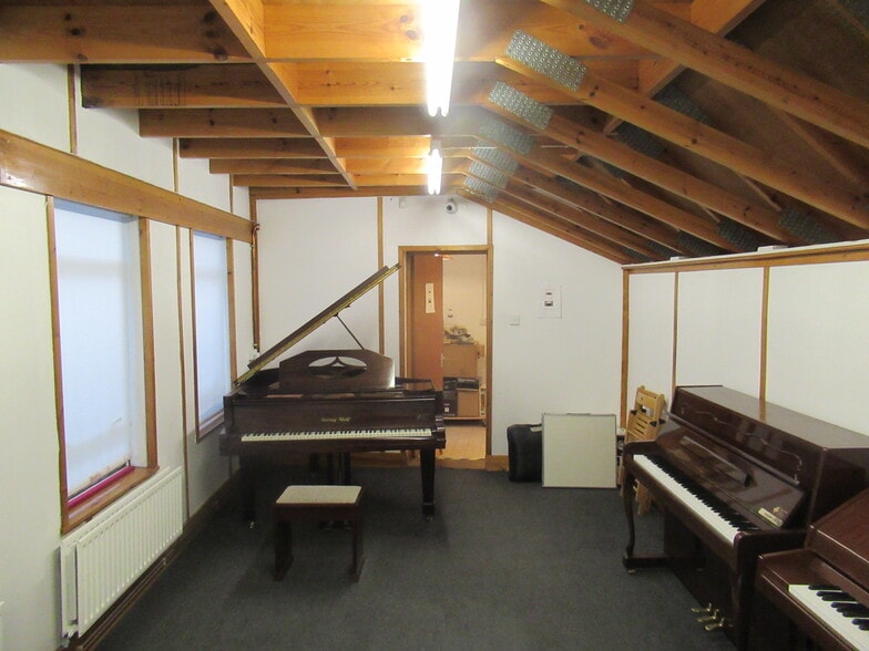 92 Kingston Rd, London for lease - Building Photo - Image 2 of 4