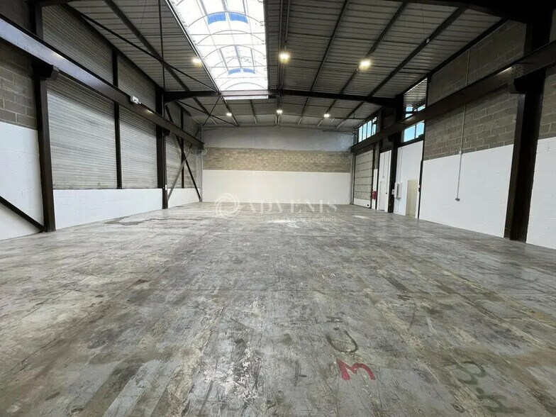 Flex in Le Thillay for lease - Building Photo - Image 3 of 6