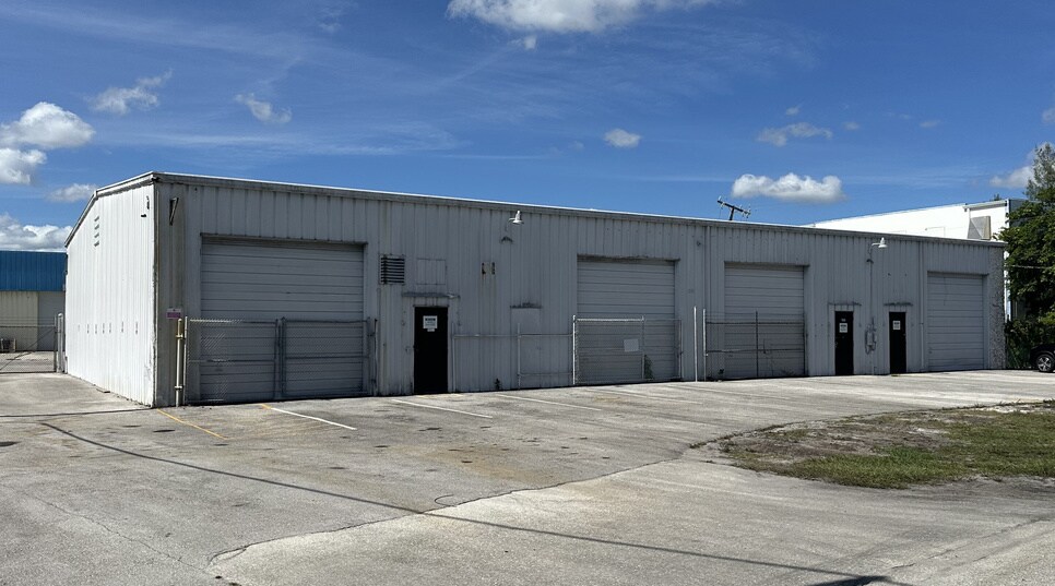 1621 President Barack Obama Hwy, Riviera Beach, FL à louer - Photo du bâtiment - Image 2 de 5