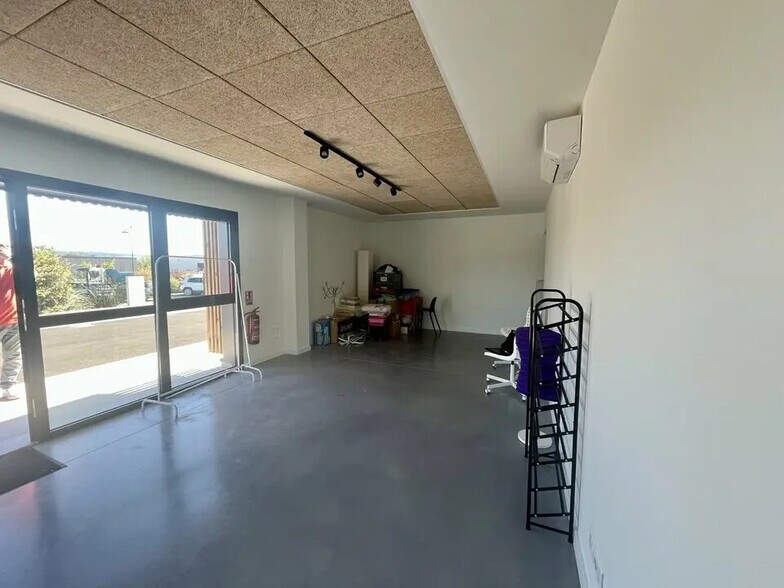 Office in Saint-Estève-Janson for lease - Interior Photo - Image 2 of 5