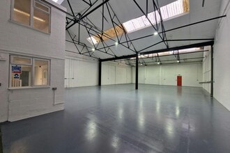 West Ham Ln, Basingstoke for lease Building Photo- Image 1 of 6