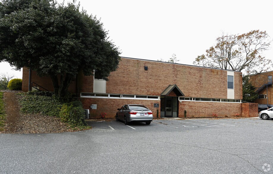 912 2nd St NE, Hickory, NC à vendre - Photo du bâtiment - Image 2 de 7