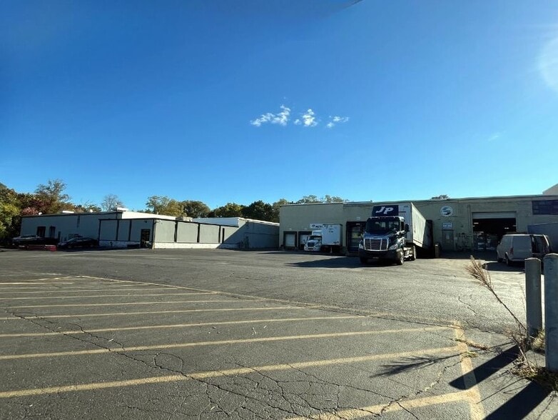 115 Albany Ave, Amityville, NY for lease - Building Photo - Image 2 of 4