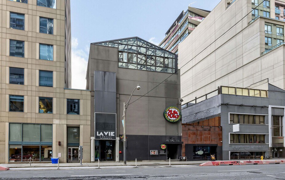 224-226 Richmond St W, Toronto, ON à louer - Photo du bâtiment - Image 2 de 3