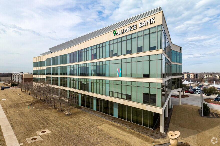 5900 S Lake Forest Dr, McKinney, TX à louer - Photo du bâtiment - Image 3 de 8