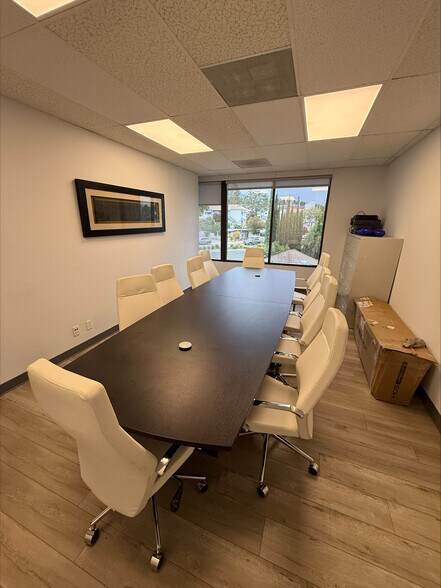 2540 Foothill Blvd, La Crescenta, CA à vendre - Photo intérieure - Image 2 de 10