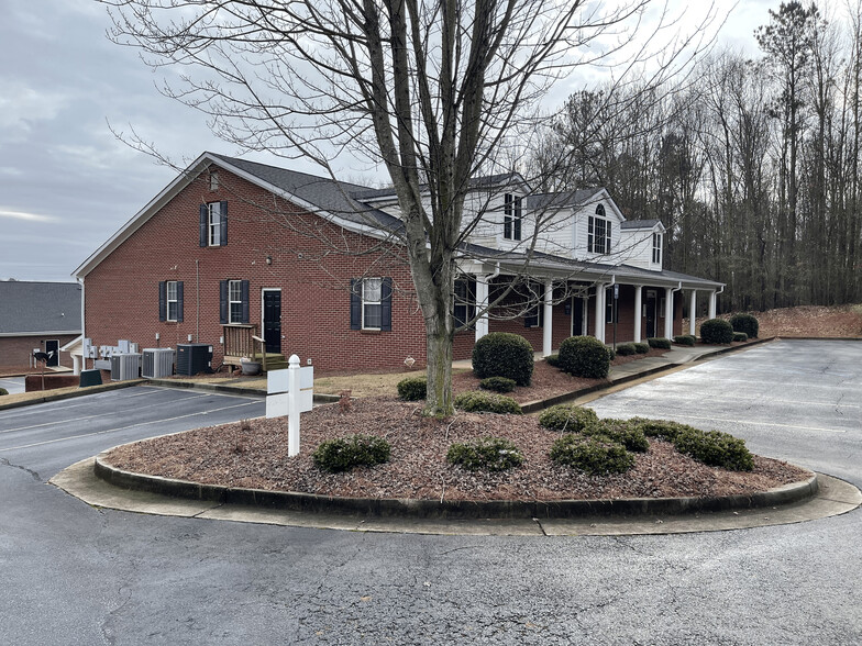 215 Mercer Pl, Commerce, GA for lease - Building Photo - Image 2 of 24