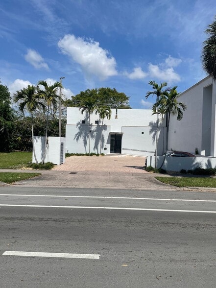 133 Grand Ave, Miami, FL à louer - Photo du bâtiment - Image 3 de 11