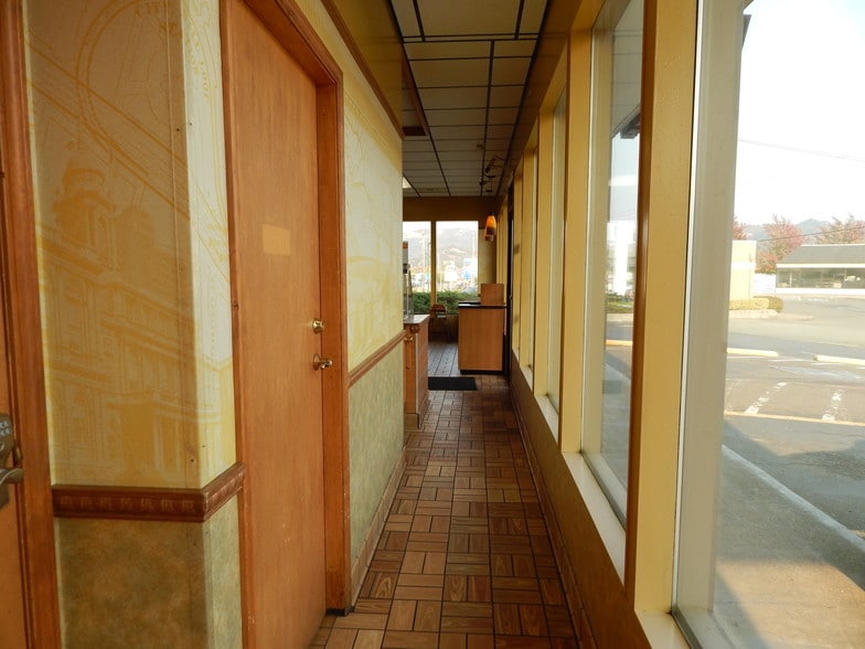 4872 Grange Rd, Roseburg, OR for sale - Interior Photo - Image 2 of 14