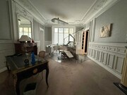 Un intérieur élégant avec un espace de travail moderne et lumineux.