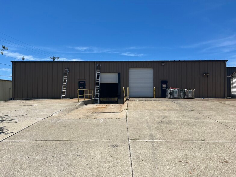 6319 Discount Dr, Fort Wayne, IN à louer - Photo du bâtiment - Image 2 de 6