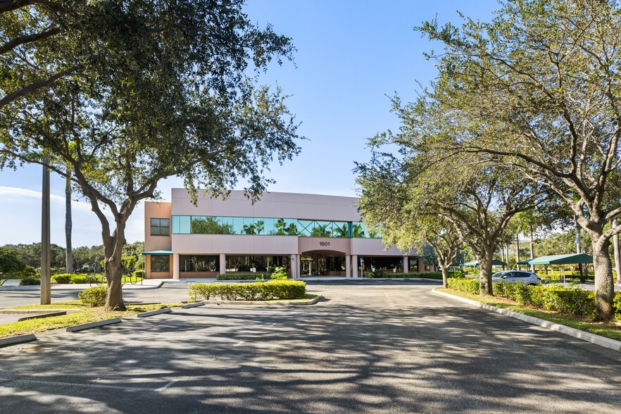 1400 Centrepark Blvd, West Palm Beach, FL for lease - Primary Photo - Image 3 of 3