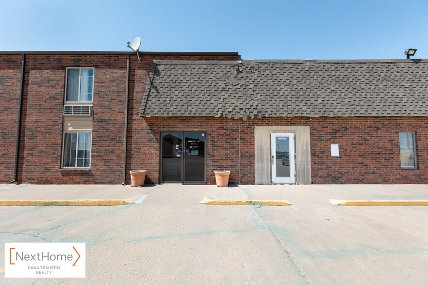 2093 W Oklahoma Ave, Ulysses, KS à vendre - Photo du bâtiment - Image 3 de 27