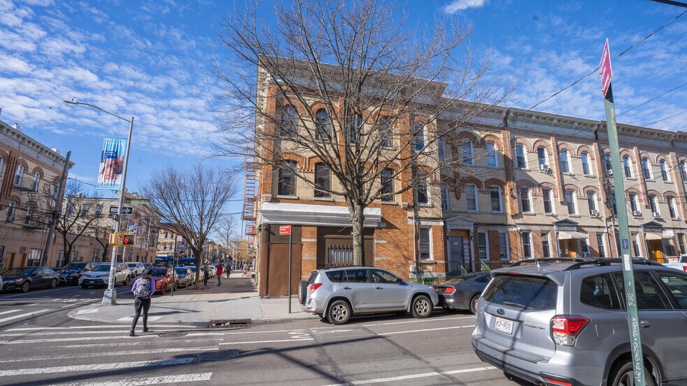 817 Onderdonk Ave, Ridgewood, NY à vendre - Photo du bâtiment - Image 2 de 3