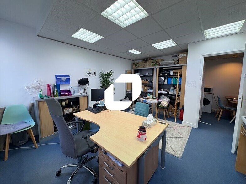 Office in Montigny-le-Bretonneux for lease - Building Photo - Image 3 of 8
