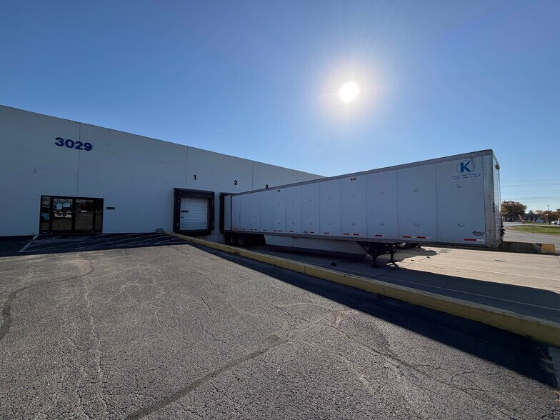 3029 N Post Rd, Indianapolis, IN à louer - Photo du bâtiment - Image 2 de 22