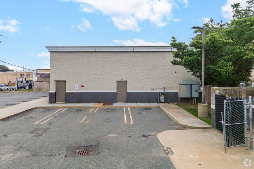 964 Merrick Rd, Baldwin, NY à vendre - Photo du bâtiment - Image 2 de 4