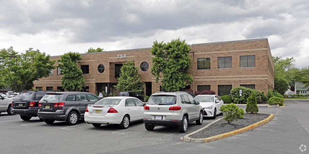 754 Rt 18, East Brunswick, NJ à louer - Photo du bâtiment - Image 2 de 3