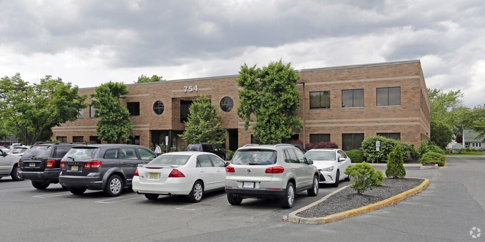 754 Rt 18, East Brunswick, NJ à louer - Photo du bâtiment - Image 2 de 3