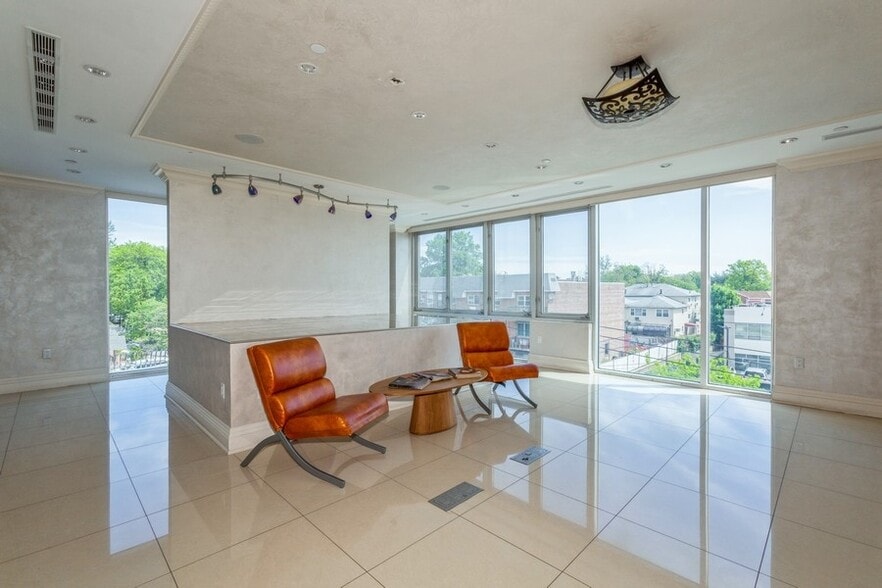 215-15 Northern Blvd, Bayside, NY for lease - Interior Photo - Image 3 of 107