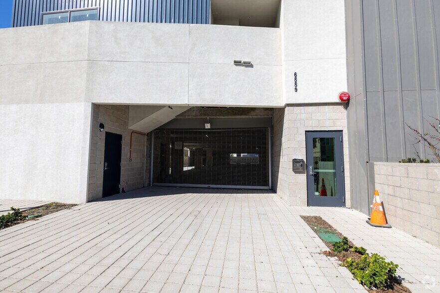 6559 Brynhurst Ave, Los Angeles, CA à vendre - Photo du bâtiment - Image 3 de 3