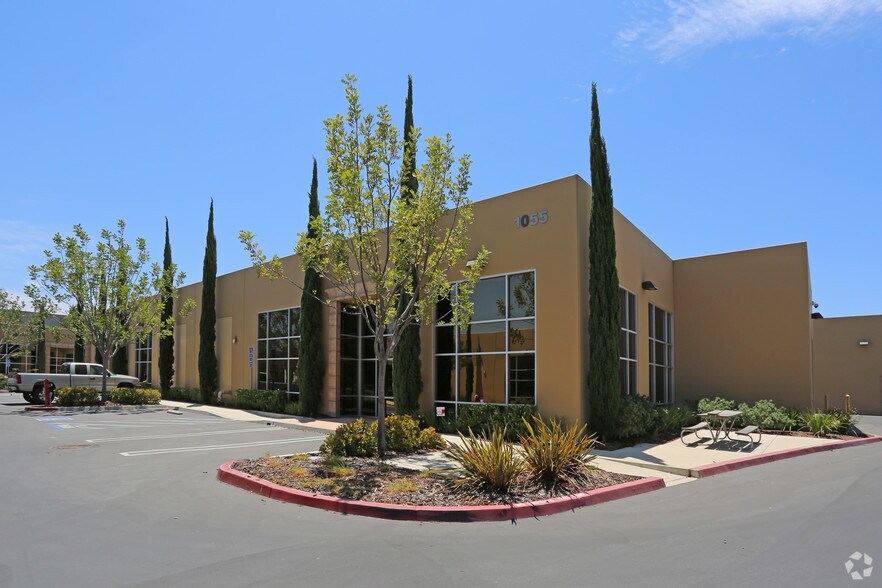 1057 La Mirada Ct, Vista, CA à louer - Photo du bâtiment - Image 2 de 23