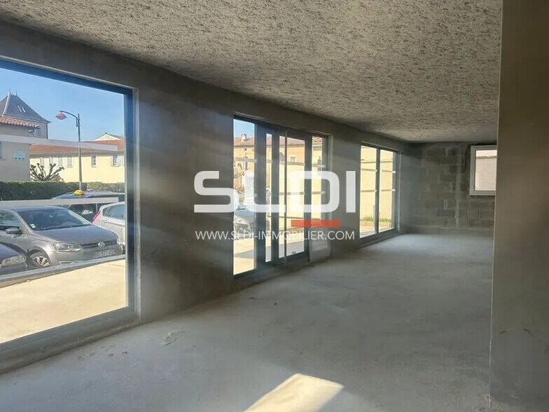Retail in Jassans-Riottier for lease - Building Photo - Image 2 of 7