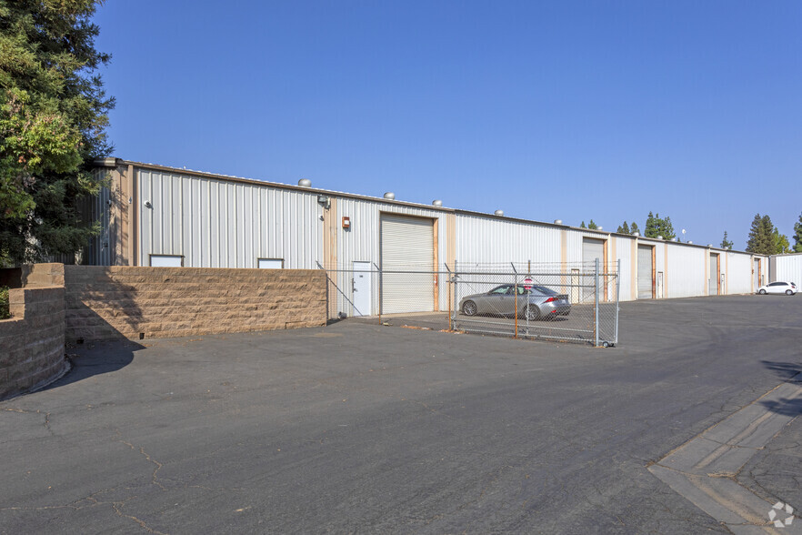 2636-2686 N Argyle Ave, Fresno, CA for lease - Primary Photo - Image 1 of 4