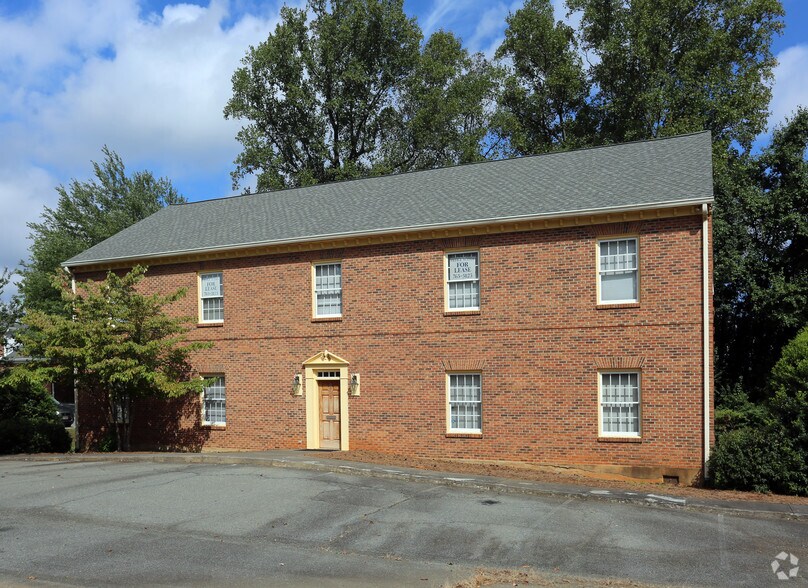 3805 Forrestgate Dr, Winston-Salem, NC à vendre - Photo principale - Image 1 de 10