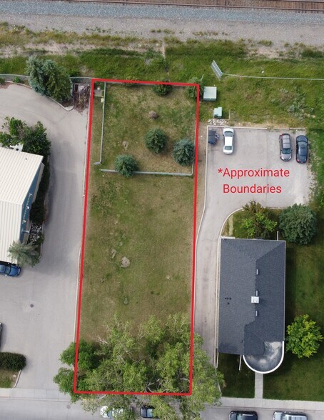 313 1 St E, Cochrane, AB à vendre - Aérien - Image 2 de 7