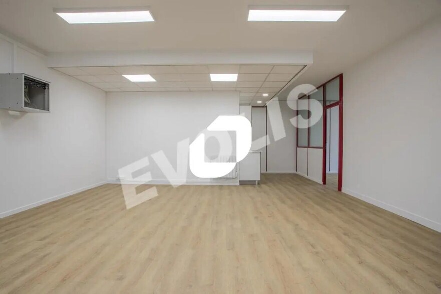 Office in Torcy for lease - Interior Photo - Image 2 of 14