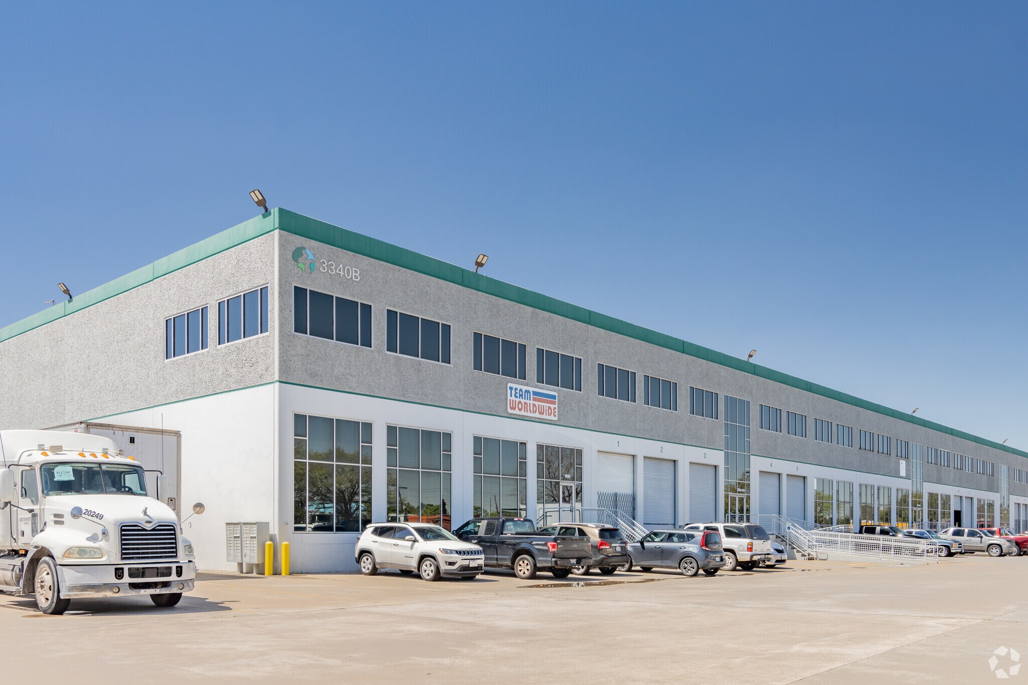 3340 Greens Rd, Houston, TX à louer Photo principale- Image 1 de 2