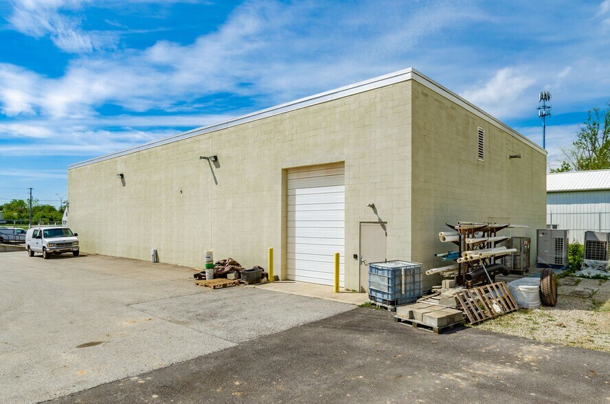 2860 Fisher Rd, Columbus, OH à louer - Photo du bâtiment - Image 2 de 17