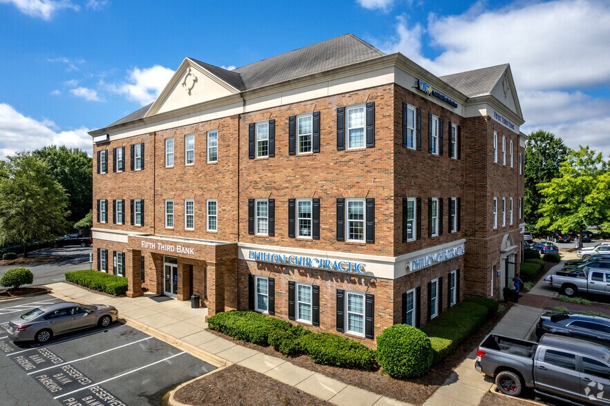 10400 Mallard Creek Rd, Charlotte, NC à louer - Photo du bâtiment - Image 2 de 6